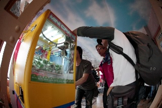 「クレーンゲームに興ずる面々」のサムネイル画像