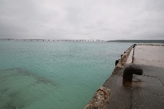 「前浜港から来間大橋を眺める」のサムネイル画像