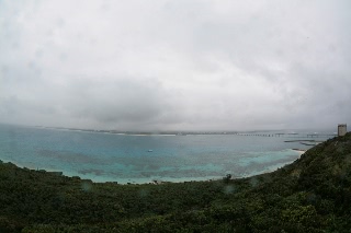 「竜宮展望台から来間大橋を眺める」のサムネイル画像