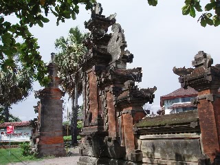 「つぶれた(?)ホテルの門」のサムネイル画像